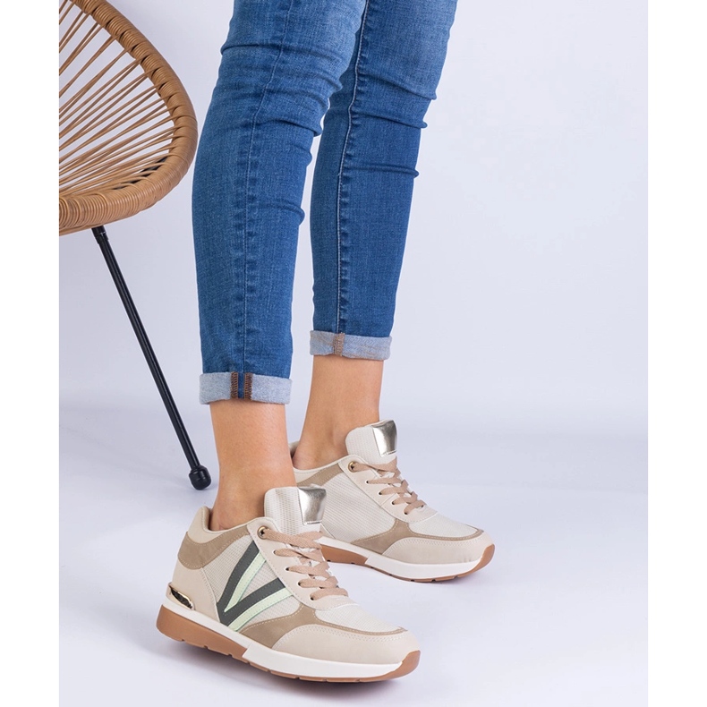 Beige kvinnors sneakers på en dold kil 1