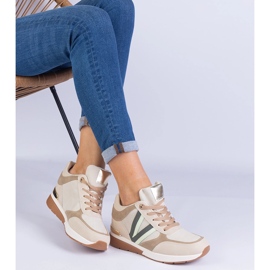 Beige kvinnors sneakers på en dold kil 2