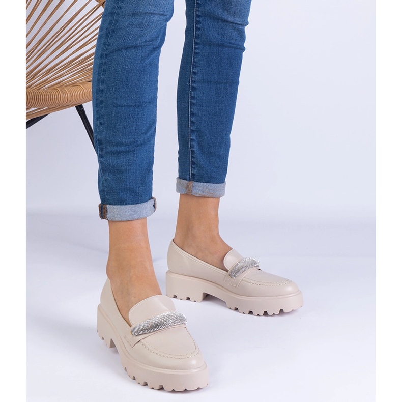 Beige kvinnors loafers dekorerade med zirkoner 1