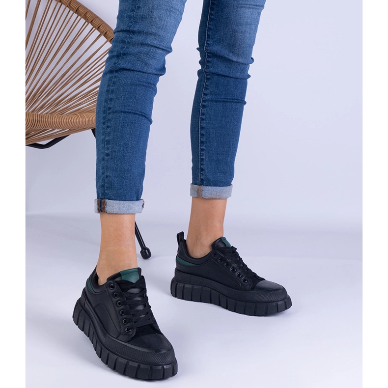 Svarta kvinnors sneakers på en hög plattform 1