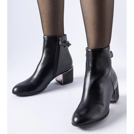 D/CEO Svarta ankelboots dekorerade med en Fenughedu-kedja 2