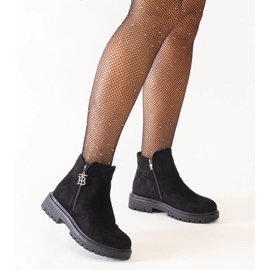 D/CEO Svarta stövlar med ett dekorativt hänge på Melane eko-mocka-plattform 2