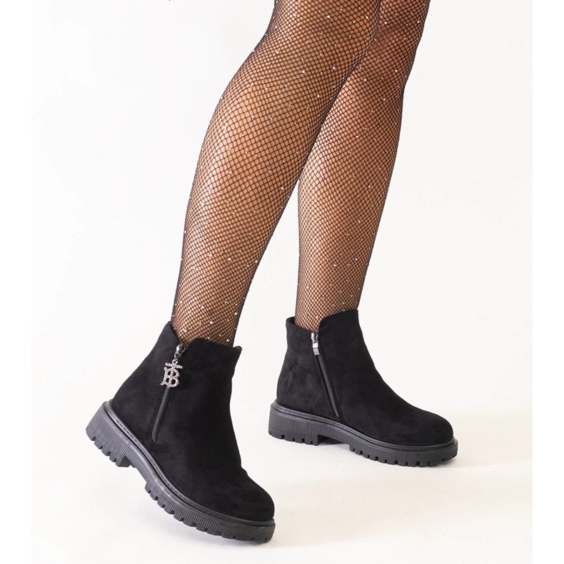 D/CEO Svarta stövlar med ett dekorativt hänge på Melane eko-mocka-plattform 2