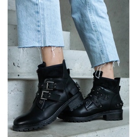 D/CEO Svarta ankelboots dekorerade med nitar med platt klack från Neffa 1