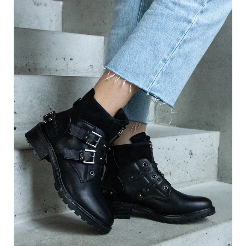 D/CEO Svarta ankelboots dekorerade med nitar med platt klack från Neffa 2