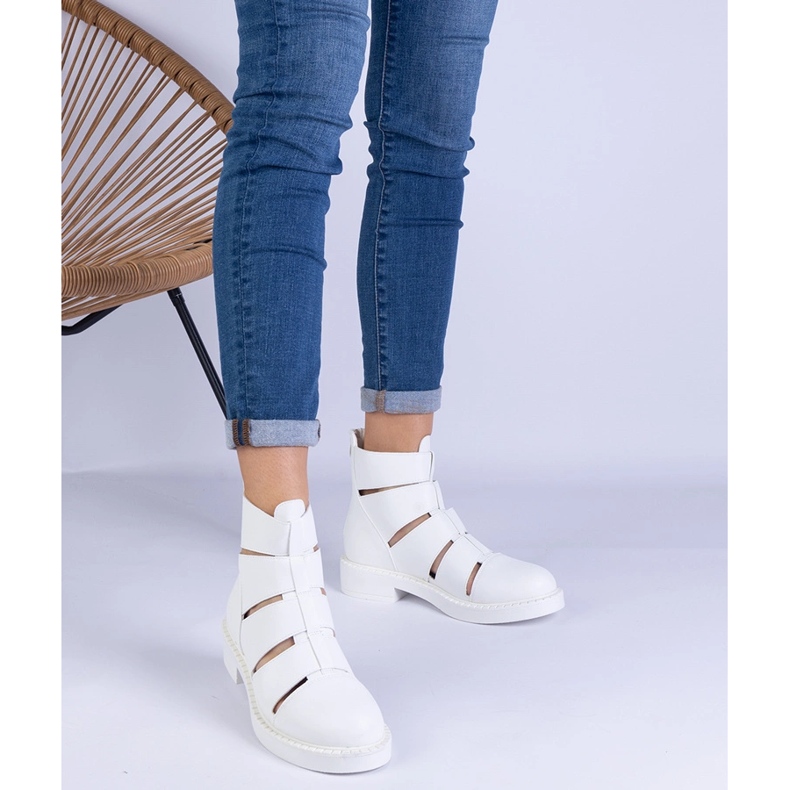 Vita stövlar med eko -läder med platta utskärningar 1