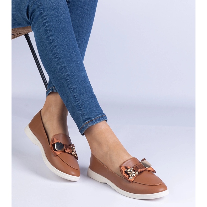 Bruna loafers dekorerade med en båge och en gyllene nallebjörn 1