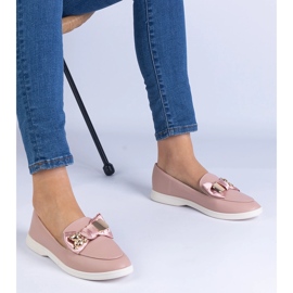 Rosa loafers dekorerade med en båge och en gyllene nallebjörn 1