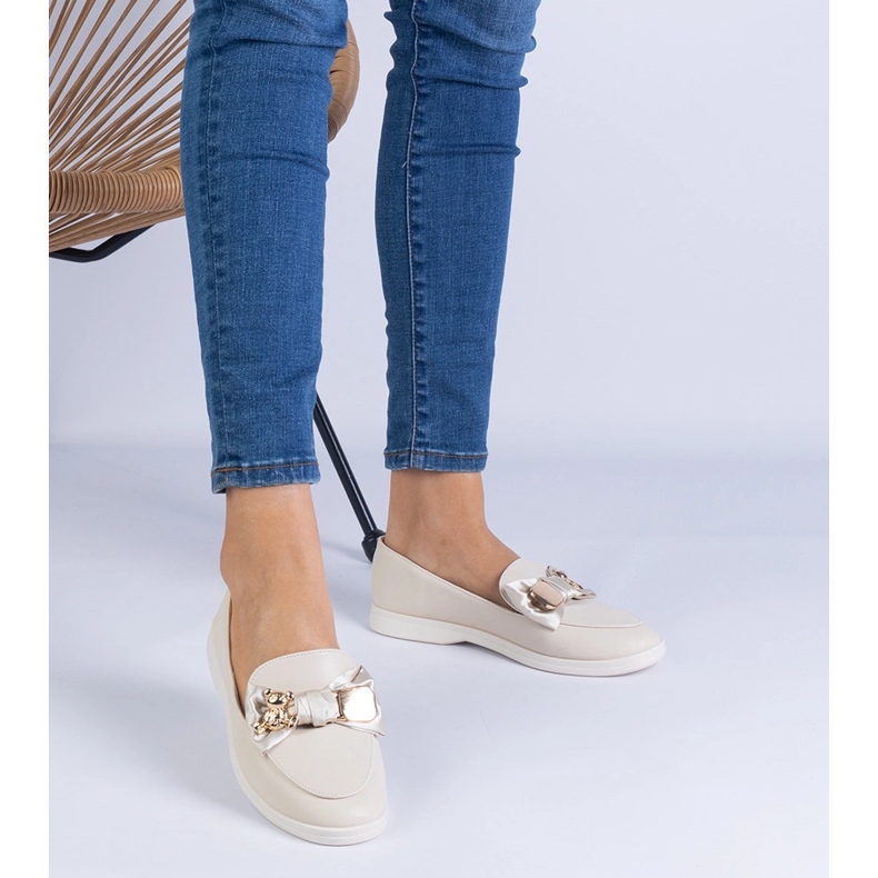 Beige loafers dekorerade med en båge och en gyllene nallebjörn 1