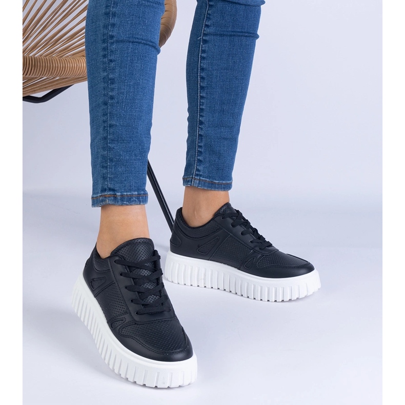 Svart OpenWork -sneakers på en massiv sula 1