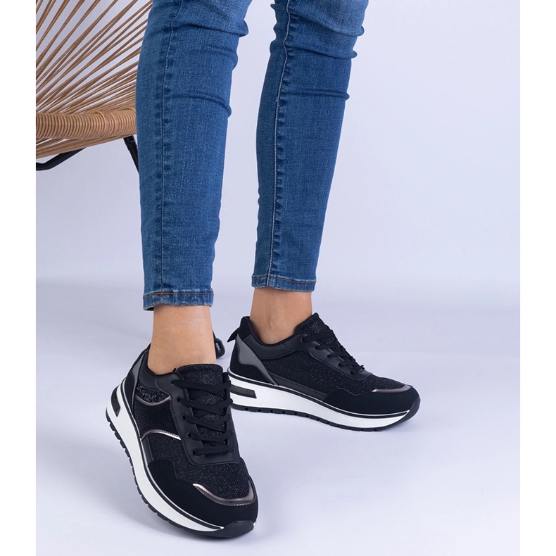 Svarta sneakers dekorerade med glitter och zirkoner 1