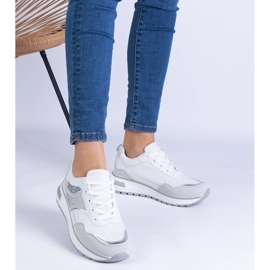 Vita sneakers dekorerade med glitter och zirkoner 1