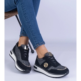 Svarta sneakers glänsande med en gyllene dekoration 2