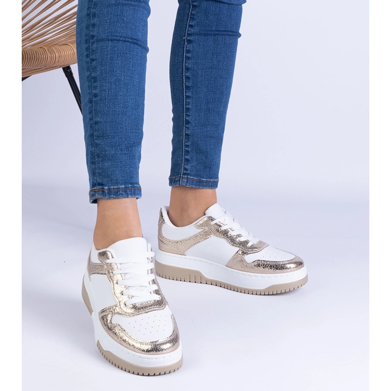 Gyllene sneakers på en tjock sula 1