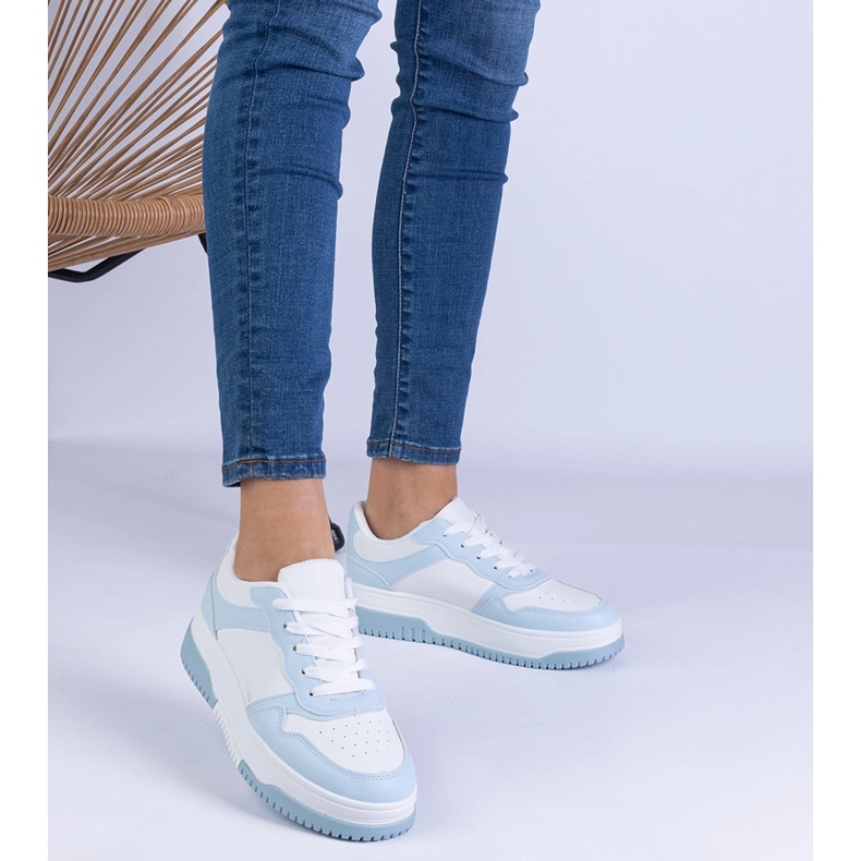 Blå sneakers på en tjock sula 1