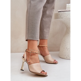 Lädersandaler på en hög häl med en dekorativ chebello 4440 beige armband 2