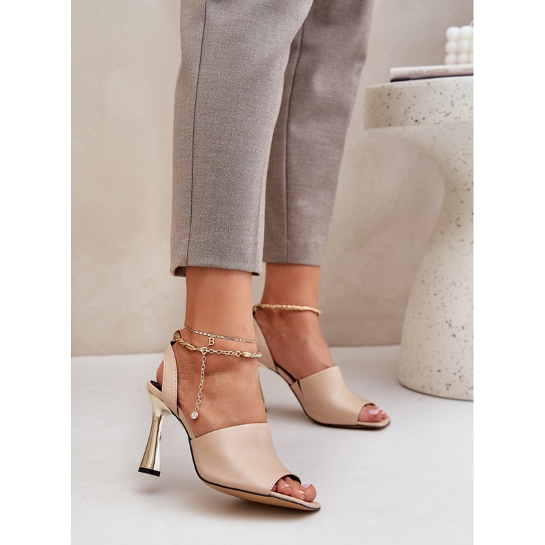 Lädersandaler på en hög häl med en dekorativ chebello 4440 beige armband 2