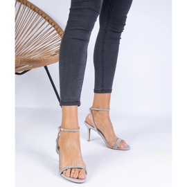 Silver eleganta sandaler på en hög häl dekorerade med zirkoner 1