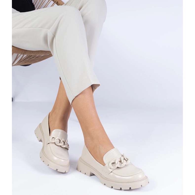 Beige lackerade loafers med en kedja 1