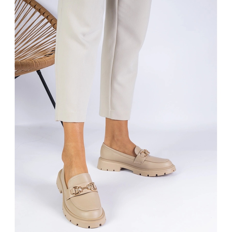 Beige kvinnors loafers med en gyllene dekoration 1