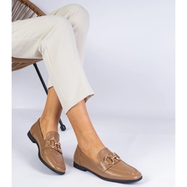 Bruna kvinnors loafers med en gyllene dekoration 1
