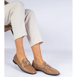 Bruna kvinnors loafers med en gyllene dekoration 2