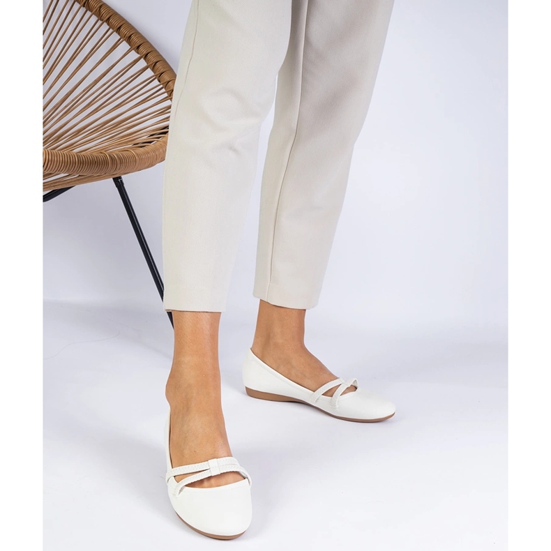 Vita kvinnors ballerinor med en Matt Eco -Leather 1