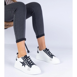 Vita sneakers dekorerade med en glitterstjärna 1