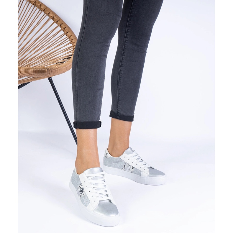 Silver sneakers med ett djurmotiv dekorerat med glitter silver- 1