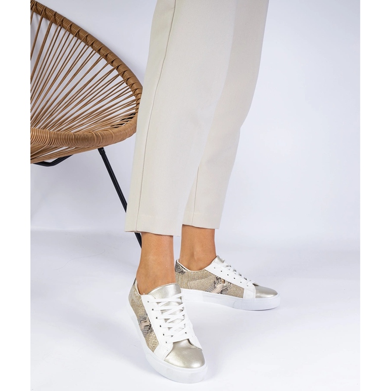 Gyllene sneakers med ett djurmotiv dekorerat med glitter 1