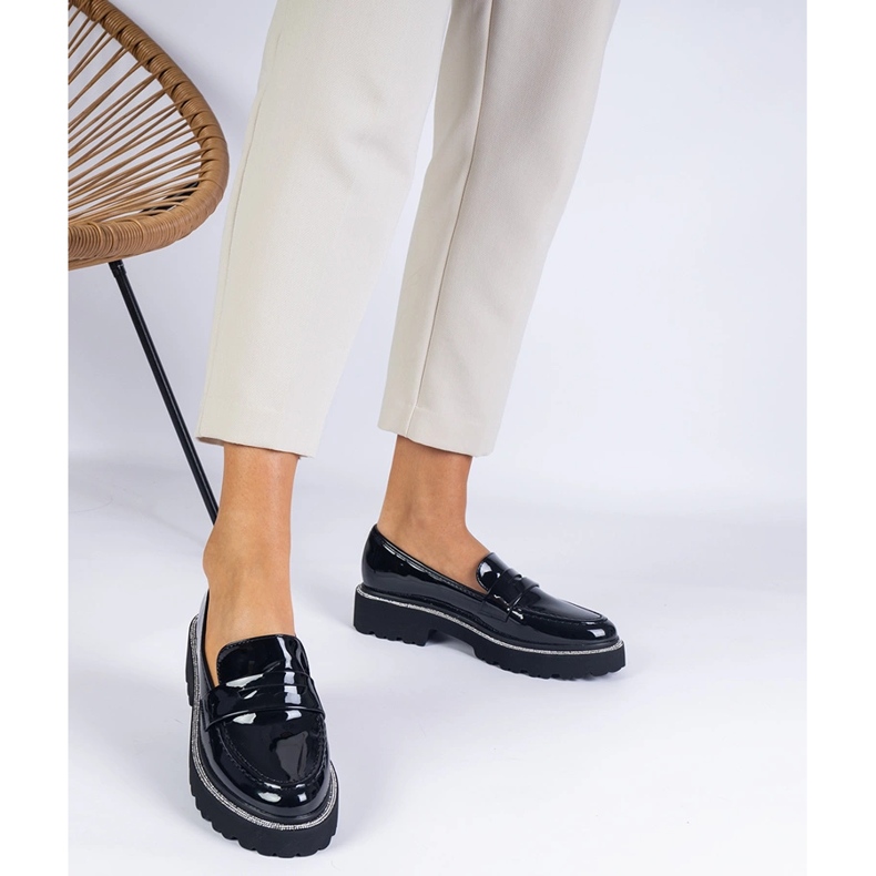 Svarta lackerade loafers dekorerade med zirkoner 1