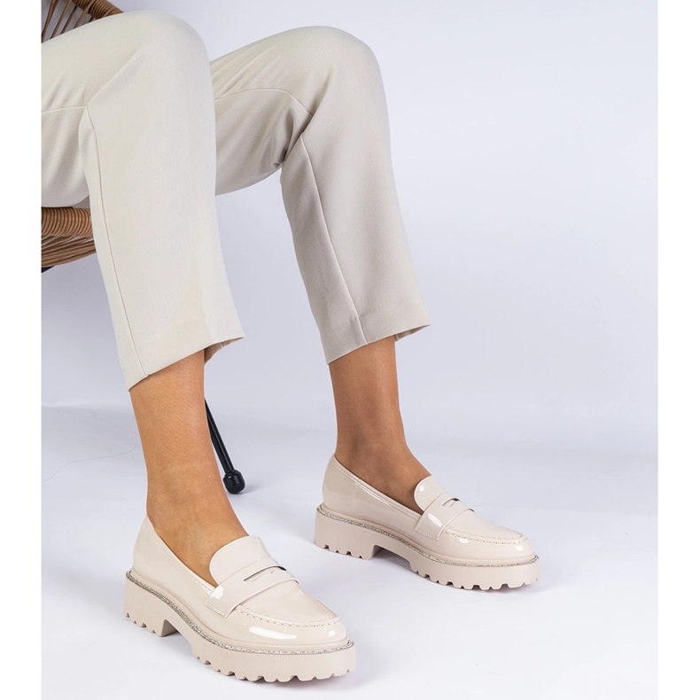 Beige lackerade loafers dekorerade med zirkoner 1