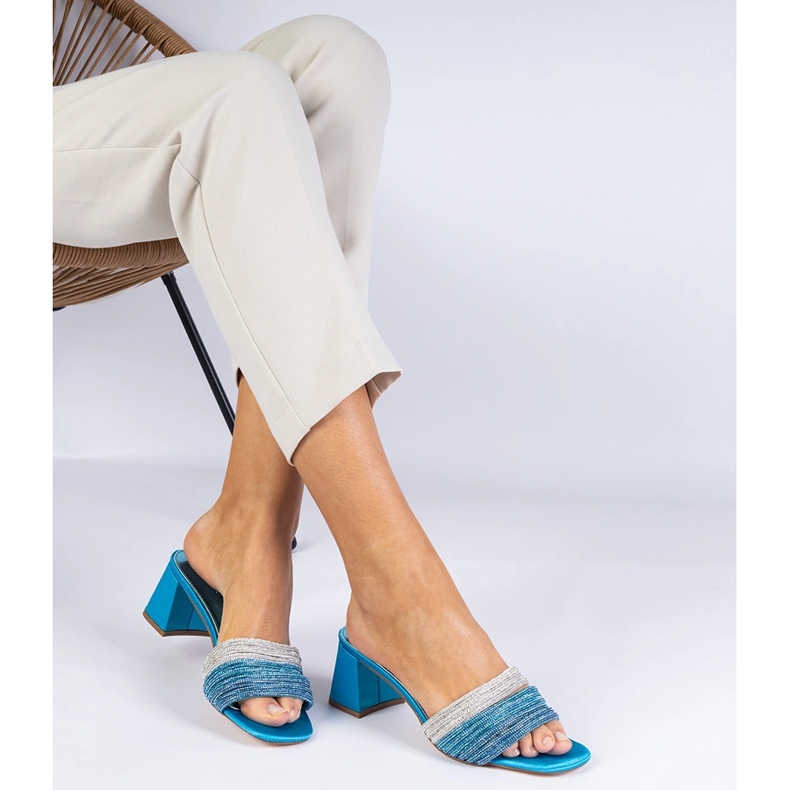 Blå eleganta flip flops på pelaren med zirkoner 1