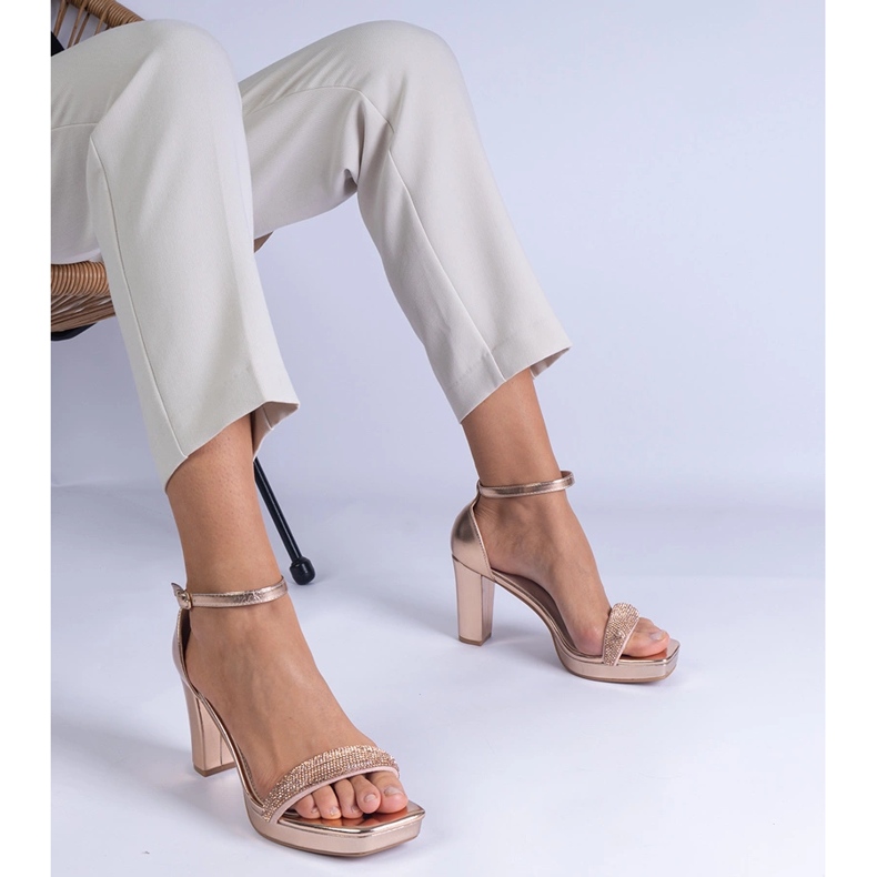 Champagne eleganta sandaler på pelaren med zirkoner gyllene 1
