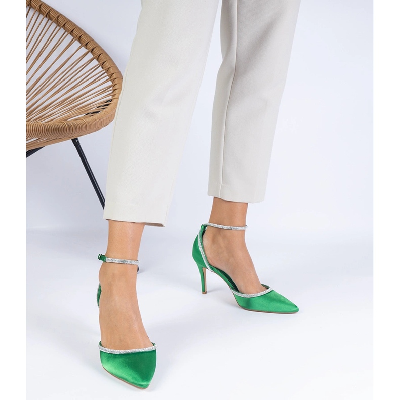 Gröna satinpumpar dekorerade med zirkoner 1