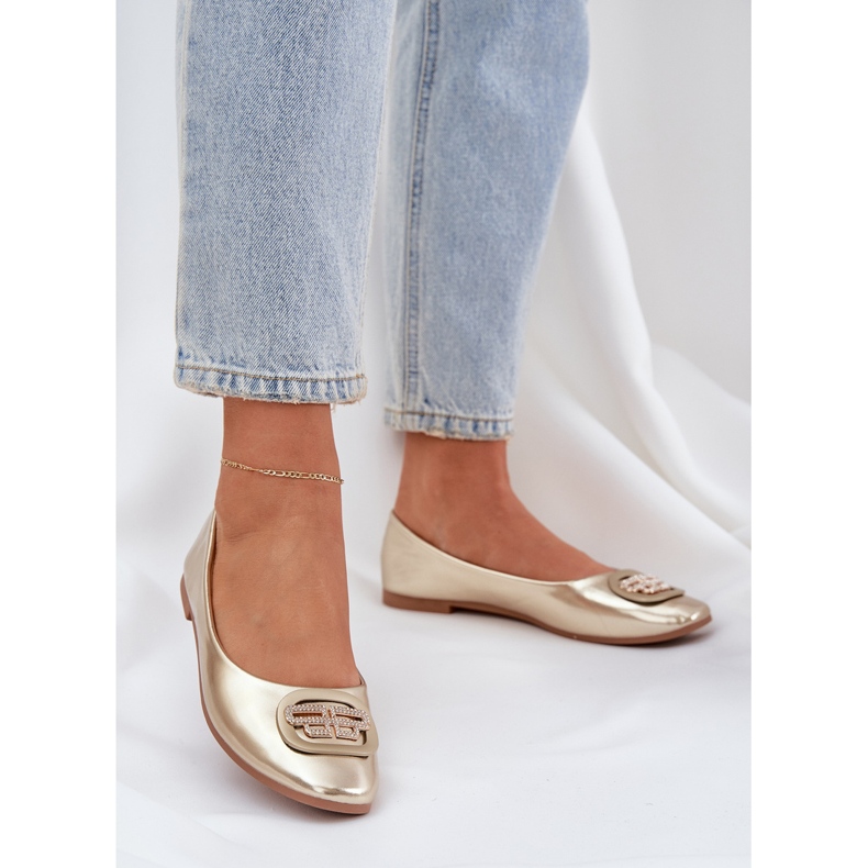 Ballerinas på en platt sula med en gyllene prydnad 2