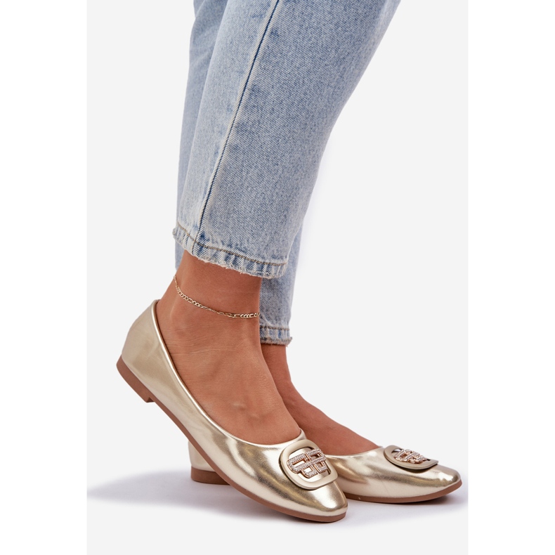 Ballerinas på en platt sula med en gyllene prydnad 1