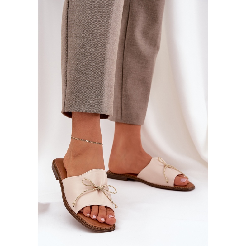 Platta sulor med en dekorativ beige båge 2