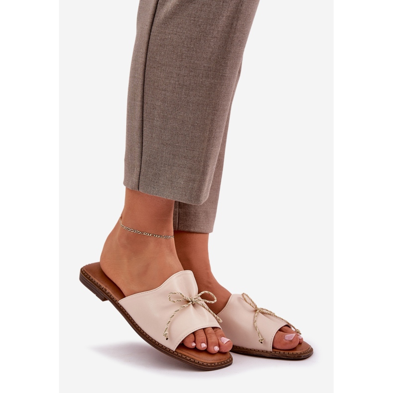 Platta sulor med en dekorativ beige båge 1