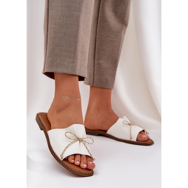 Flat sula flip flops med en dekorativ båge vit 2