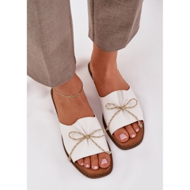 Flat sula flip flops med en dekorativ båge vit 5