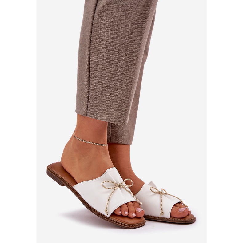 Flat sula flip flops med en dekorativ båge vit 1