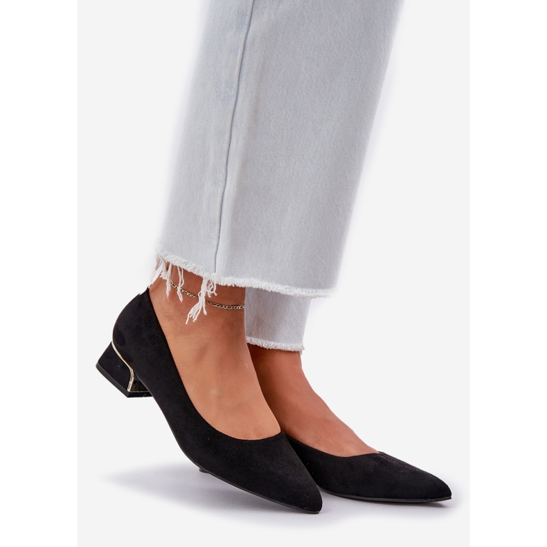 Pumpar med låga klackar och spetsiga tår svarta 1
