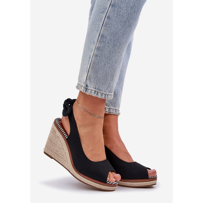 Svarta sandaler på kilklack med fläta 1