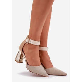 Sandaler på stolpen med spetsiga tår beige 1