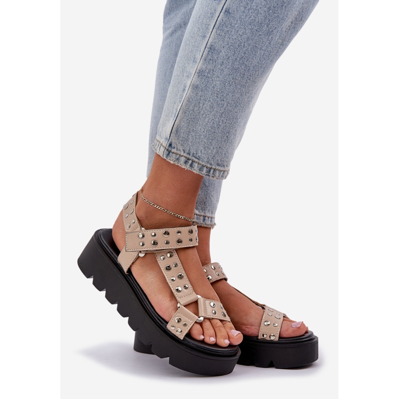 Dekorerade sandaler på beige -plattformen 1