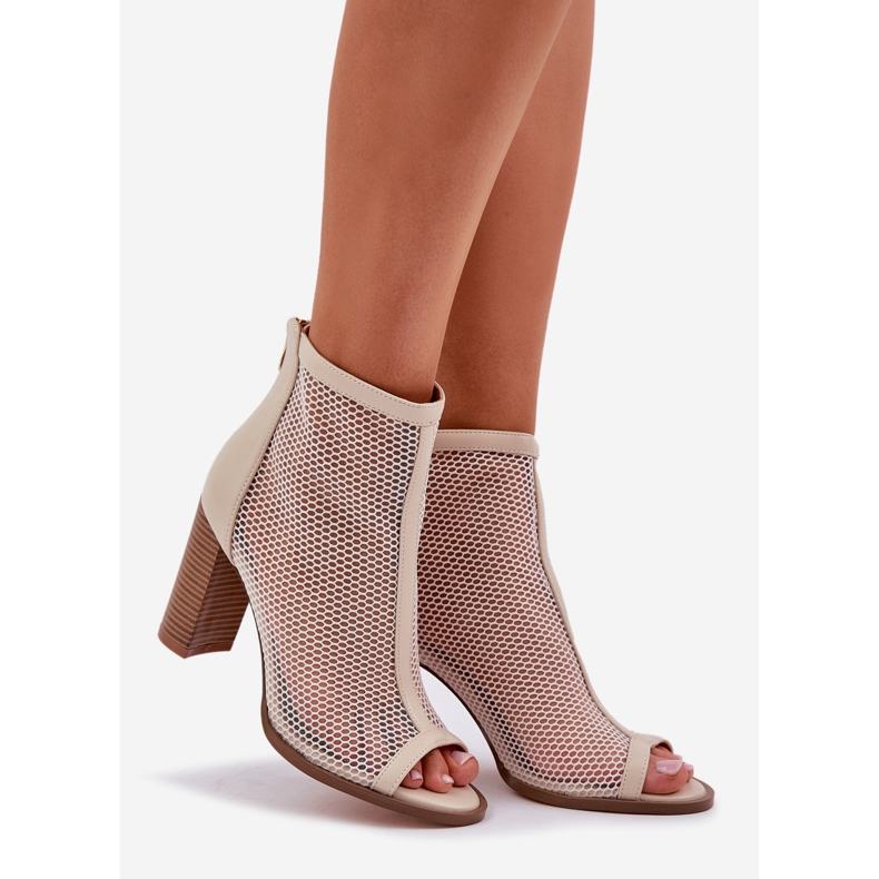 Sandaler på stolpen med den övre beige 1