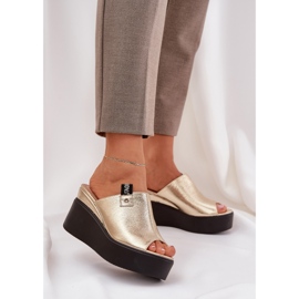 Tofflor på plattformen och kil ekoläderguld gyllene 2