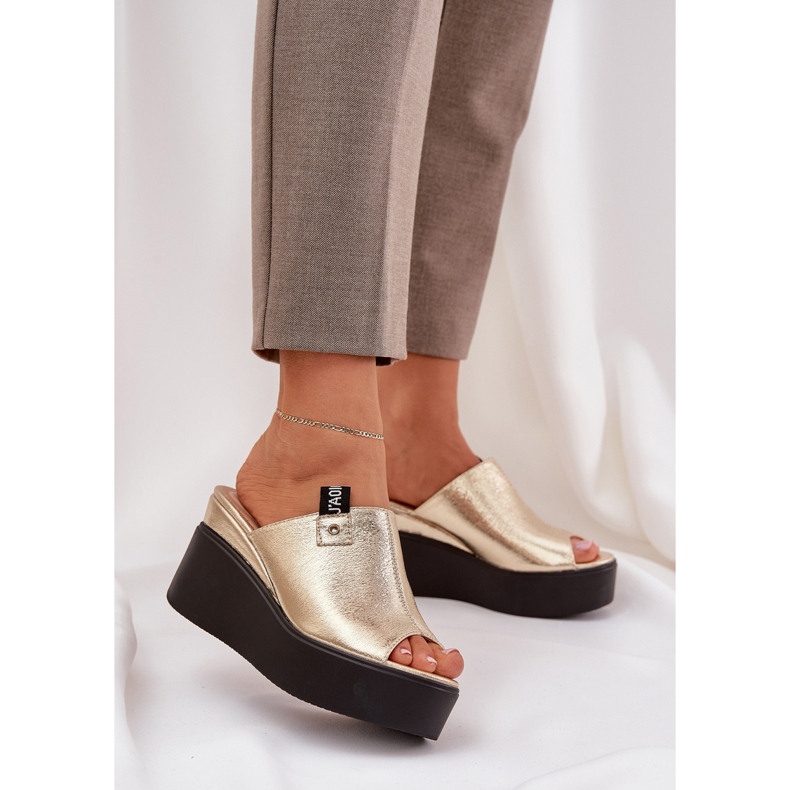 Tofflor på plattformen och kil ekoläderguld gyllene 2