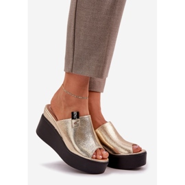 Tofflor på plattformen och kil ekoläderguld gyllene 1